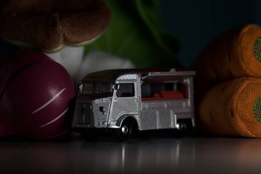 Mantova, İtalya - 22ND MAYIS 2025 - arkasında oyuncak yiyecekler olan gri bir Citroen HY yemek kamyonunun kopyası