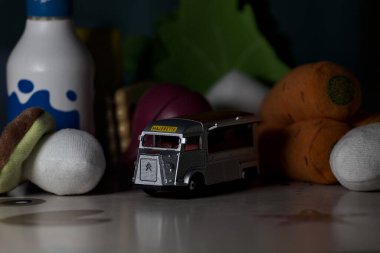 Mantova, İtalya - 22ND MAYIS 2025 - arkasında oyuncak yiyecekler olan gri bir Citroen HY yemek kamyonunun kopyası