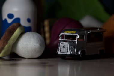 Mantova, İtalya - 22ND MAYIS 2025 - arkasında oyuncak yiyecekler olan gri bir Citroen HY yemek kamyonunun kopyası