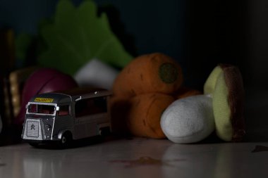 Mantova, İtalya - 22ND MAYIS 2025 - arkasında oyuncak yiyecekler olan gri bir Citroen HY yemek kamyonunun kopyası