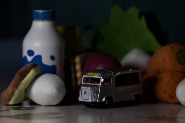 Mantova, İtalya - 22ND MAYIS 2025 - arkasında oyuncak yiyecekler olan gri bir Citroen HY yemek kamyonunun kopyası