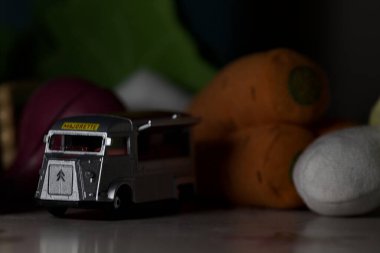 Mantova, İtalya - 22ND MAYIS 2025 - arkasında oyuncak yiyecekler olan gri bir Citroen HY yemek kamyonunun kopyası