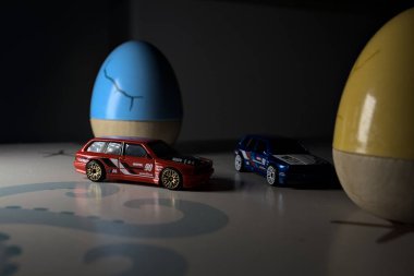Mantova, İtalya - 22ND MAYIS 2025 - Mavi ve kırmızı BMW M3 steyşın arabaların sürüş yarışı varmış gibi görünen Hot Wheels kopyaları