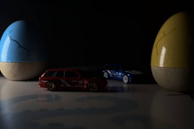 Mantova, İtalya - 22ND MAYIS 2025 - Mavi ve kırmızı BMW M3 steyşın arabaların sürüş yarışı varmış gibi görünen Hot Wheels kopyaları