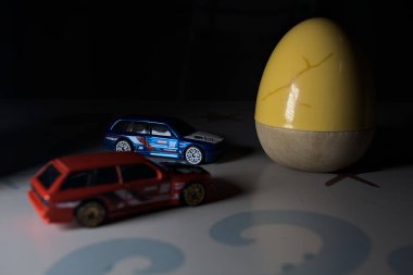 Mantova, İtalya - 22ND MAYIS 2025 - Mavi ve kırmızı BMW M3 steyşın arabaların sürüş yarışı varmış gibi görünen Hot Wheels kopyaları