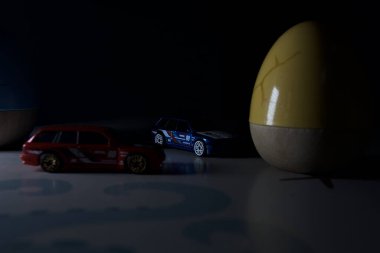 Mantova, İtalya - 22ND MAYIS 2025 - Mavi ve kırmızı BMW M3 steyşın arabaların sürüş yarışı varmış gibi görünen Hot Wheels kopyaları