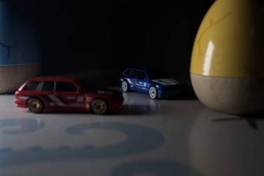 Mantova, İtalya - 22ND MAYIS 2025 - Mavi ve kırmızı BMW M3 steyşın arabaların sürüş yarışı varmış gibi görünen Hot Wheels kopyaları
