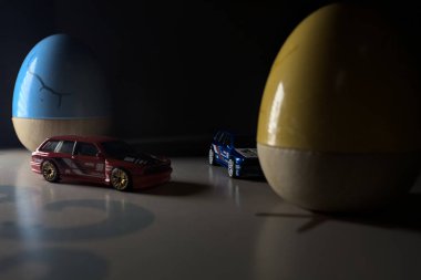 Mantova, İtalya - 22ND MAYIS 2025 - Mavi ve kırmızı BMW M3 steyşın arabaların sürüş yarışı varmış gibi görünen Hot Wheels kopyaları