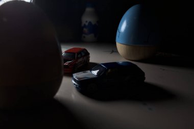 Mantova, İtalya - 22ND MAYIS 2025 - Mavi ve kırmızı BMW M3 steyşın arabaların sürüş yarışı varmış gibi görünen Hot Wheels kopyaları