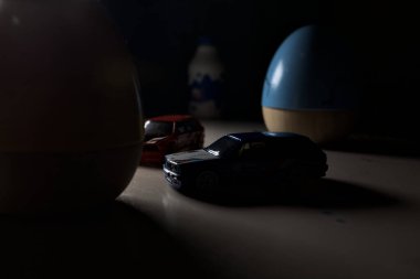 Mantova, İtalya - 22ND MAYIS 2025 - Mavi ve kırmızı BMW M3 steyşın arabaların sürüş yarışı varmış gibi görünen Hot Wheels kopyaları