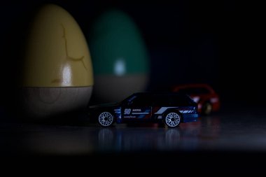 Mantova, İtalya - 22ND MAYIS 2025 - Mavi ve kırmızı BMW M3 steyşın arabaların sürüş yarışı varmış gibi görünen Hot Wheels kopyaları