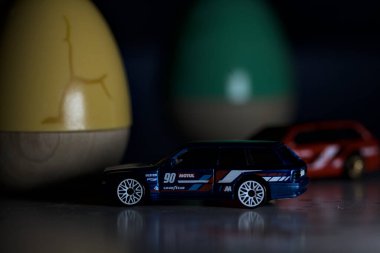 Mantova, İtalya - 22ND MAYIS 2025 - Mavi ve kırmızı BMW M3 steyşın arabaların sürüş yarışı varmış gibi görünen Hot Wheels kopyaları