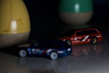 Mantova, İtalya - 22ND MAYIS 2025 - Mavi ve kırmızı BMW M3 steyşın arabaların sürüş yarışı varmış gibi görünen Hot Wheels kopyaları