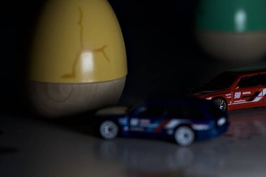 Mantova, İtalya - 22ND MAYIS 2025 - Mavi ve kırmızı BMW M3 steyşın arabaların sürüş yarışı varmış gibi görünen Hot Wheels kopyaları