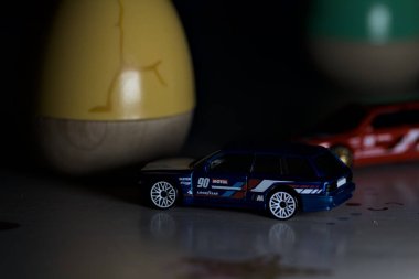 Mantova, İtalya - 22ND MAYIS 2025 - Mavi ve kırmızı BMW M3 steyşın arabaların sürüş yarışı varmış gibi görünen Hot Wheels kopyaları