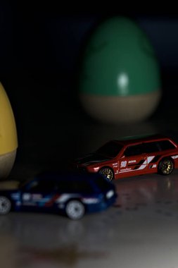 Mantova, İtalya - 22ND MAYIS 2025 - Mavi ve kırmızı BMW M3 steyşın arabaların sürüş yarışı varmış gibi görünen Hot Wheels kopyaları