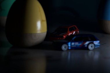 Mantova, İtalya - 22ND MAYIS 2025 - Mavi ve kırmızı BMW M3 steyşın arabaların sürüş yarışı varmış gibi görünen Hot Wheels kopyaları