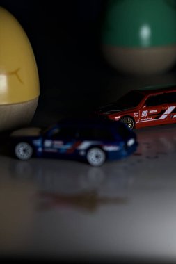 Mantova, İtalya - 22ND MAYIS 2025 - Mavi ve kırmızı BMW M3 steyşın arabaların sürüş yarışı varmış gibi görünen Hot Wheels kopyaları