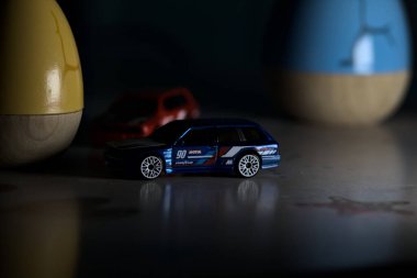 Mantova, İtalya - 22ND MAYIS 2025 - Mavi ve kırmızı BMW M3 steyşın arabaların sürüş yarışı varmış gibi görünen Hot Wheels kopyaları