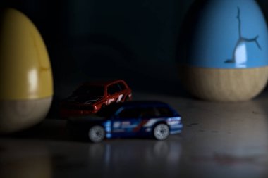 Mantova, İtalya - 22ND MAYIS 2025 - Mavi ve kırmızı BMW M3 steyşın arabaların sürüş yarışı varmış gibi görünen Hot Wheels kopyaları