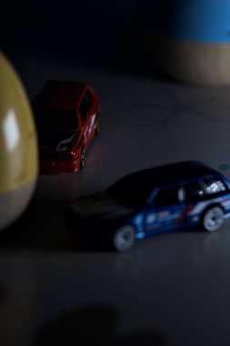 Mantova, İtalya - 22ND MAYIS 2025 - Mavi ve kırmızı BMW M3 steyşın arabaların sürüş yarışı varmış gibi görünen Hot Wheels kopyaları