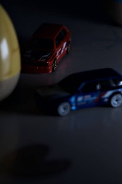 Mantova, İtalya - 22ND MAYIS 2025 - Mavi ve kırmızı BMW M3 steyşın arabaların sürüş yarışı varmış gibi görünen Hot Wheels kopyaları