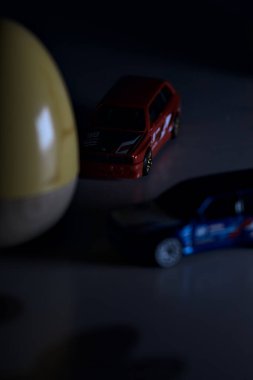 Mantova, İtalya - 22ND MAYIS 2025 - Mavi ve kırmızı BMW M3 steyşın arabaların sürüş yarışı varmış gibi görünen Hot Wheels kopyaları