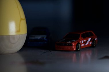 Mantova, İtalya - 22ND MAYIS 2025 - Mavi ve kırmızı BMW M3 steyşın arabaların sürüş yarışı varmış gibi görünen Hot Wheels kopyaları