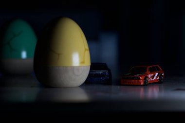 Mantova, İtalya - 22ND MAYIS 2025 - Mavi ve kırmızı BMW M3 steyşın arabaların sürüş yarışı varmış gibi görünen Hot Wheels kopyaları