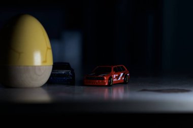 Mantova, İtalya - 22ND MAYIS 2025 - Mavi ve kırmızı BMW M3 steyşın arabaların sürüş yarışı varmış gibi görünen Hot Wheels kopyaları