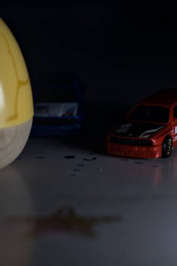 Mantova, İtalya - 22ND MAYIS 2025 - Mavi ve kırmızı BMW M3 steyşın arabaların sürüş yarışı varmış gibi görünen Hot Wheels kopyaları
