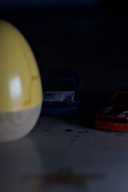 Mantova, İtalya - 22ND MAYIS 2025 - Mavi ve kırmızı BMW M3 steyşın arabaların sürüş yarışı varmış gibi görünen Hot Wheels kopyaları