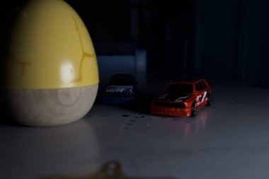 Mantova, İtalya - 22ND MAYIS 2025 - Mavi ve kırmızı BMW M3 steyşın arabaların sürüş yarışı varmış gibi görünen Hot Wheels kopyaları