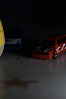Mantova, İtalya - 22ND MAYIS 2025 - Mavi ve kırmızı BMW M3 steyşın arabaların sürüş yarışı varmış gibi görünen Hot Wheels kopyaları