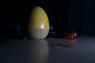 Mantova, İtalya - 22ND MAYIS 2025 - Mavi ve kırmızı BMW M3 steyşın arabaların sürüş yarışı varmış gibi görünen Hot Wheels kopyaları