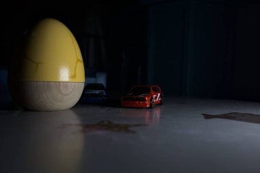 Mantova, İtalya - 22ND MAYIS 2025 - Mavi ve kırmızı BMW M3 steyşın arabaların sürüş yarışı varmış gibi görünen Hot Wheels kopyaları