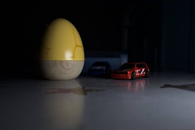 Mantova, İtalya - 22ND MAYIS 2025 - Mavi ve kırmızı BMW M3 steyşın arabaların sürüş yarışı varmış gibi görünen Hot Wheels kopyaları