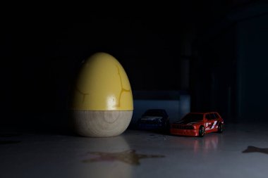 Mantova, İtalya - 22ND MAYIS 2025 - Mavi ve kırmızı BMW M3 steyşın arabaların sürüş yarışı varmış gibi görünen Hot Wheels kopyaları