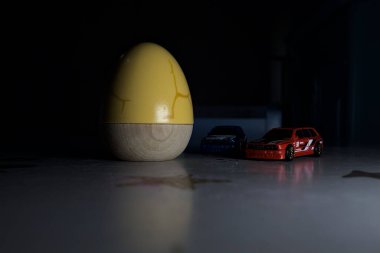 Mantova, İtalya - 22ND MAYIS 2025 - Mavi ve kırmızı BMW M3 steyşın arabaların sürüş yarışı varmış gibi görünen Hot Wheels kopyaları