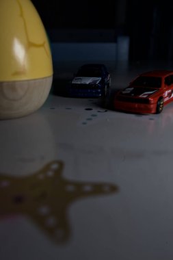 Mantova, İtalya - 22ND MAYIS 2025 - Mavi ve kırmızı BMW M3 steyşın arabaların sürüş yarışı varmış gibi görünen Hot Wheels kopyaları