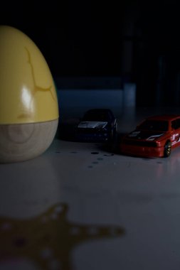 Mantova, İtalya - 22ND MAYIS 2025 - Mavi ve kırmızı BMW M3 steyşın arabaların sürüş yarışı varmış gibi görünen Hot Wheels kopyaları