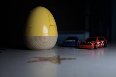 Mantova, İtalya - 22ND MAYIS 2025 - Mavi ve kırmızı BMW M3 steyşın arabaların sürüş yarışı varmış gibi görünen Hot Wheels kopyaları