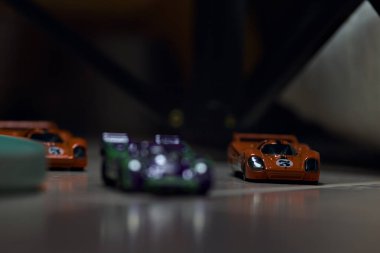 Mantova, İtalya - 23RD Mayıs 2025 - Dar bir geçitte yarış yapıyormuş gibi davranan üç Porsche 917 'nin kopyaları