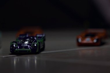 Mantova, İtalya - 23RD Mayıs 2025 - Dar bir geçitte yarış yapıyormuş gibi davranan üç Porsche 917 'nin kopyaları