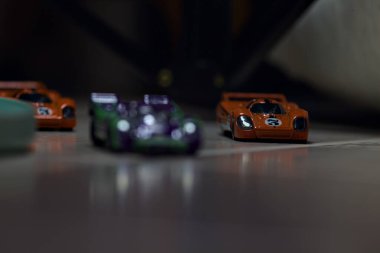 Mantova, İtalya - 23RD Mayıs 2025 - Dar bir geçitte yarış yapıyormuş gibi davranan üç Porsche 917 'nin kopyaları