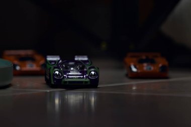 Mantova, İtalya - 23RD Mayıs 2025 - Dar bir geçitte yarış yapıyormuş gibi davranan üç Porsche 917 'nin kopyaları
