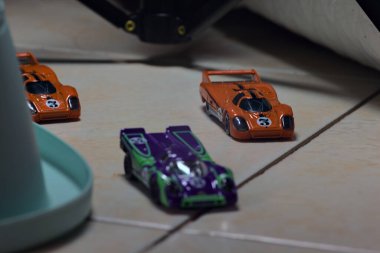 Mantova, İtalya - 23RD Mayıs 2025 - Dar bir geçitte yarış yapıyormuş gibi davranan üç Porsche 917 'nin kopyaları
