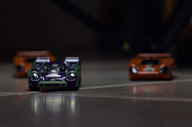 Mantova, İtalya - 23RD Mayıs 2025 - Dar bir geçitte yarış yapıyormuş gibi davranan üç Porsche 917 'nin kopyaları