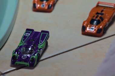Mantova, İtalya - 23RD Mayıs 2025 - Dar bir geçitte yarış yapıyormuş gibi davranan üç Porsche 917 'nin kopyaları