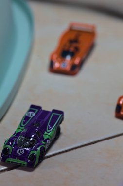 Mantova, İtalya - 23RD Mayıs 2025 - Dar bir geçitte yarış yapıyormuş gibi davranan üç Porsche 917 'nin kopyaları